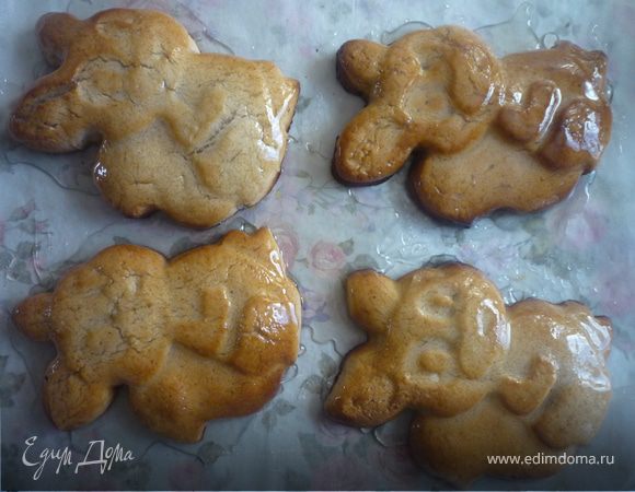 Когда пряники чуть остынут, смазать их горячей глазурью и выложить на бумагу для выпечки до застывания глазури, с лимонной карамелью пряники нужно снимать чуть теплыми, иначе глазурь с бумагой превратятся в единое нераздельное целое. Если глазурь быстро густеет, то ее можно слегка подогреть. Мелкие пряники я смазала облепиховой глазурью, крупные - лимонной. По горячей глазури можно нанести тонкий или точечный рисунок белковым кремом, но тгда пряники нельзя долго хранить. 