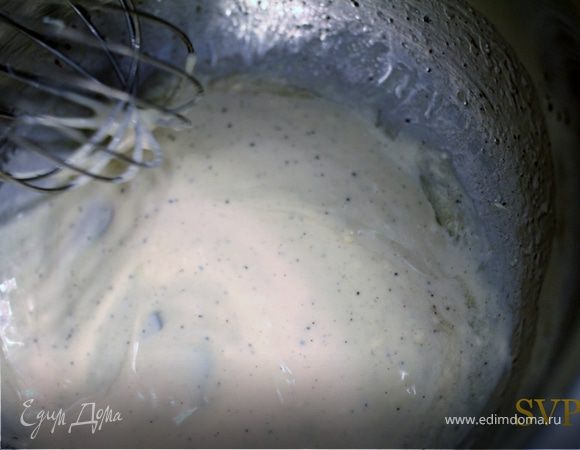 Взбейте оливковое масло, белое вино, горчицу и майонез в небольшой миске.  Добавить мясо краба в получившуюся массу и хорошо перемешать.