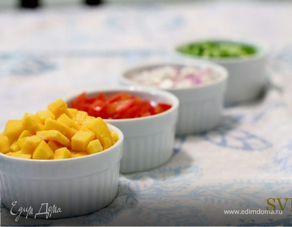 Соединить манго, огурцы, помидоры, красный лук, сок лайма и листья кинзы в небольшой миске   и хорошо перемешать.  Посолить и по перчить по вкусу.