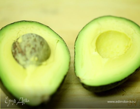 Перемешайте авокадо, кинзу и сок лайма  в небольшой миске.