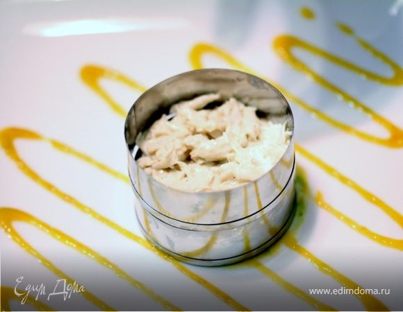 Поставив второе кольцо сверху первого, добавляем 60 грамм крабового мяса сверху авокадо. Плотно упаковываем.