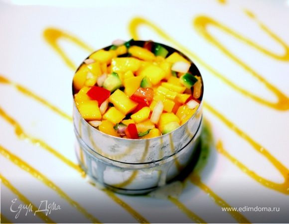 Сверху крабового мяса добавляем  60 грамм сальсы из Манго. Плотно упаковываем.