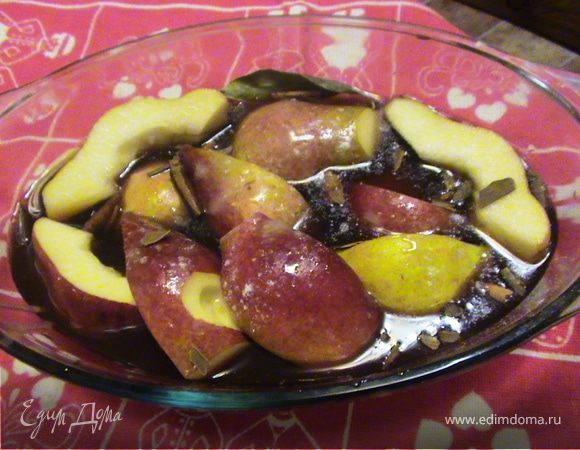 Смазать груши медом. Плотно уложить груши в форму для выпекания. Залить их вином, добавить пряности.  Закрыть форму крышкой или затянуть фольгой. Поставить в предварительно разогретую духовку до 200 гр С.