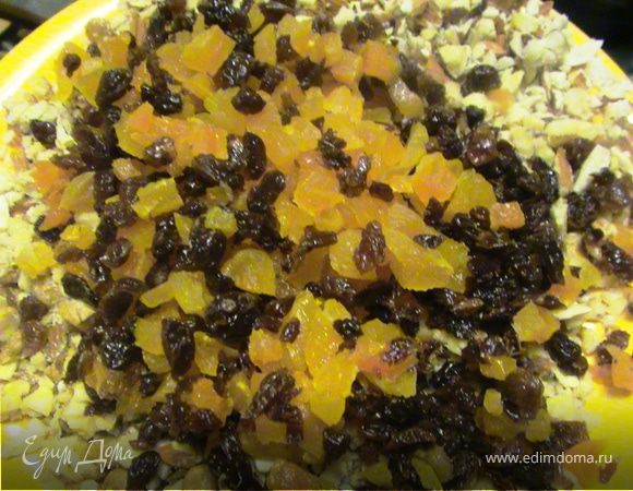 Смесь из орехов и сухофруктов очень мелко порезать. 