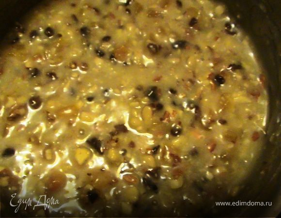 В растопленное сливочное масло добавить сливки, сахарный песок, муку, смесь из орехов и сухофруктов.