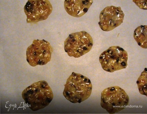 На противень выложить бумагу для замекания. Чайной ложкой выложить массу, оставив расстояние между печеньями около 4 см.