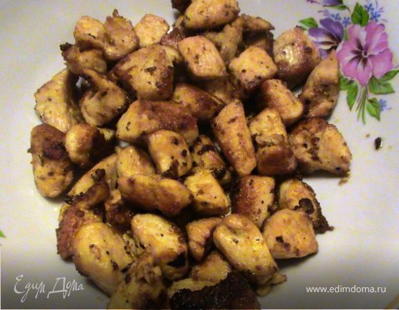 Филе куриной грудки выложить в маринад. Мариновать примерно 1 час. Затем нарезать кубиками около 2 см. Выложить на предварительно разогретую сковороду с оливковым маслом. Жарить 5 минут, помешивая, до золотистого цвета.