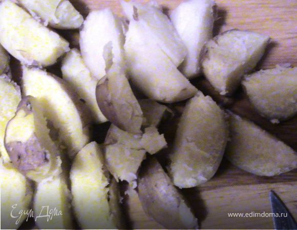 Молодой картофель в мундире, разрезать на пополам. Если картофель крупный, то на 4 части. Запечь в духовке.