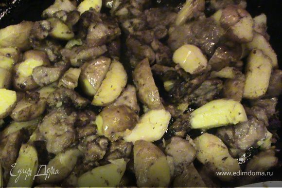 Грибы крупно порезать. Разогреть на сковорде оливковое масло и жарить на нем грибы до готовности. Затем добавить к грибам уже запеченый картофель, перемешать, потушить около 2 минут.