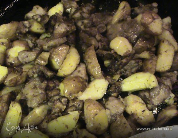 Грибы крупно порезать. Разогреть на сковорде оливковое масло и жарить на нем грибы до готовности. Затем добавить к грибам уже запеченый картофель, перемешать, потушить около 2 минут.