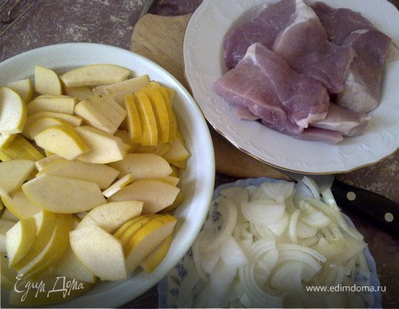 Свинину вымыть, обсушить и порезать небольшими ломтиками. Айву хорошо  помыть, нарезать дольками, лук нарезать полукольцами.