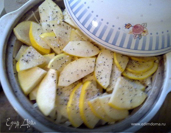 В широкую форму положите слоем половину лука, затем половину айвы, затем половину сахара.
Сверху положите куски мяса, посолите и поперчите, присыпать половиной тимьяна. Полейте водой,  затем положите оставшийся лук и потом айву. Посыпьте оставшимся сахаром. Ещё раз посолите и посыпьте перцем и тимьяном. Накройте форму крышкой или фольгой. И поставьте в духовке при 150 градусах на 1,5 -2 часа.
