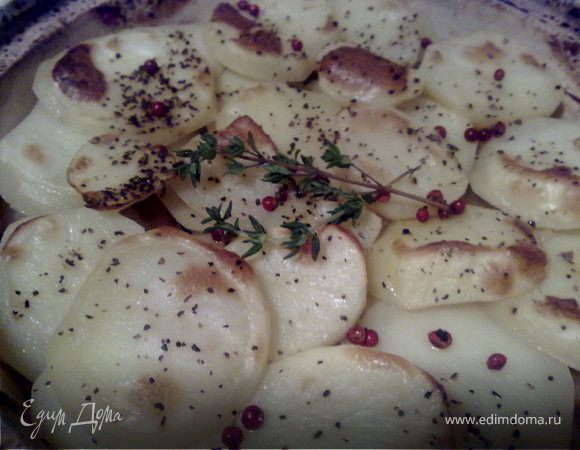 Картофель почистить, вымыть и порезать тонкими кружочками. Выложить сверху на жаркое, посолить, поперчить, посыпать сверху розовым перцем и в духовку минут на 40 (пока не приготовится картофель) до золотистой корочки.