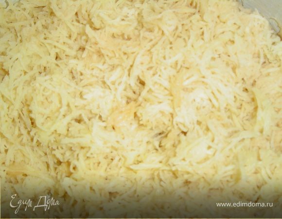 Сырой картофель натрите на мелкой терке, отожмите.
Оставшийся после отжимания сок вместе с крахмалом оставьте на несколько минут, пока крахмал не осядет, затем жидкость слейте. Крахмал перемешайте с картофельной массой, посолив и поперчив ее по вкусу. 