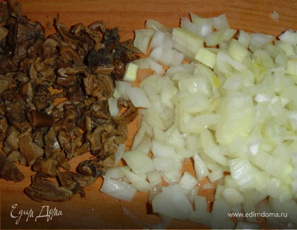 Для фарша грибы замочите в холодной воде, затем отварите в той же воде.
Отвар процедите.
Грибы промойте, мелко порубите, обжарьте на масле, соедините с нашинкованным и обжаренным луком, посолите, поперчите.