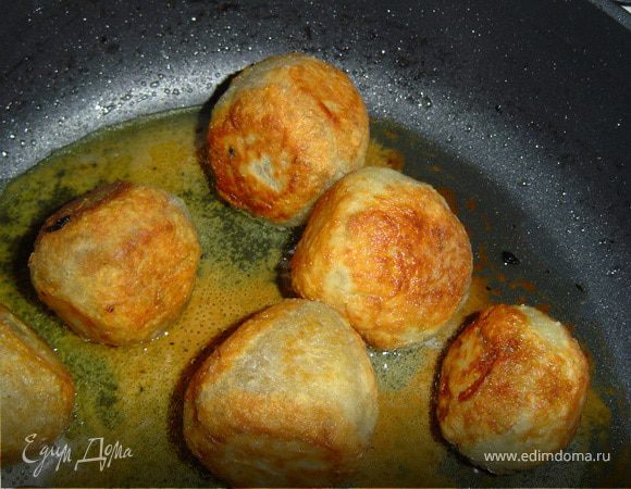 Запанируйте колдуны в муке, обжарьте на масле до образования румяной корочки, затем переложите в жаровню или на противень, залейте грибным отваром и запекайте в духовке 30 –40 минут. 