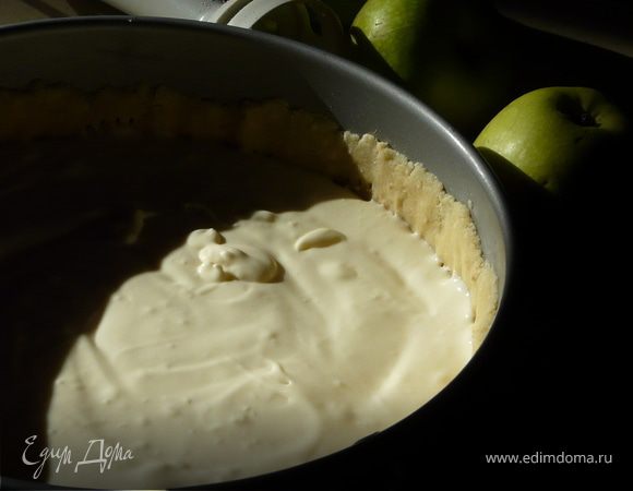 Блендером/миксером смешать сыр, сахар, сок, добавить яйцо. Вылить на тесто.
Яблоки почистить, порезать дольками, перемешать с сахаром, корицей и мукой и выложить сверху, присыпать орехами.