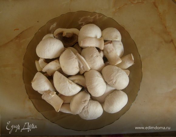 Шампиньоны почистить и порезать.