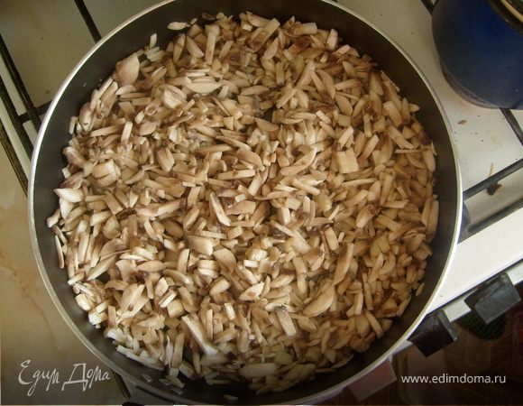 Поджарить грибы до испарения влаги.