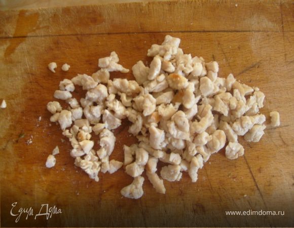 Курицу порезать небольшими кусочками и обжарить.