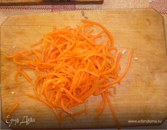 Морковь измельчить.