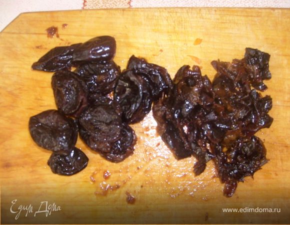 Чернослив мелко порезать.