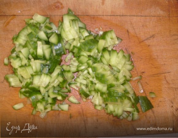 Мелко нарезать огурцы.