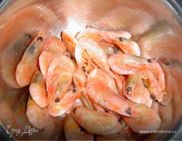 Отварные мороженые креветки разморозить в холодной воде.