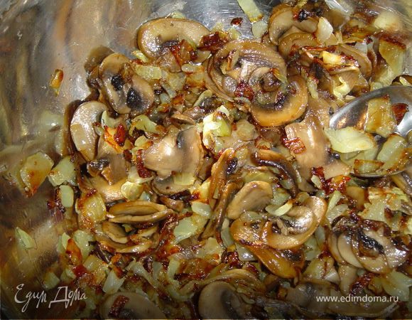 Грибы промыть, нарезать ломтиками и обжарить на растительном масле до готовности. 