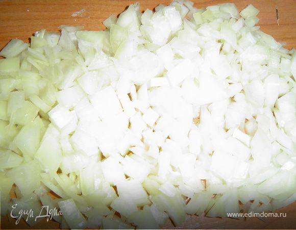 Лук очистить, мелко нарезать и обжарить на оставшемся масле до золотистого цвета. 