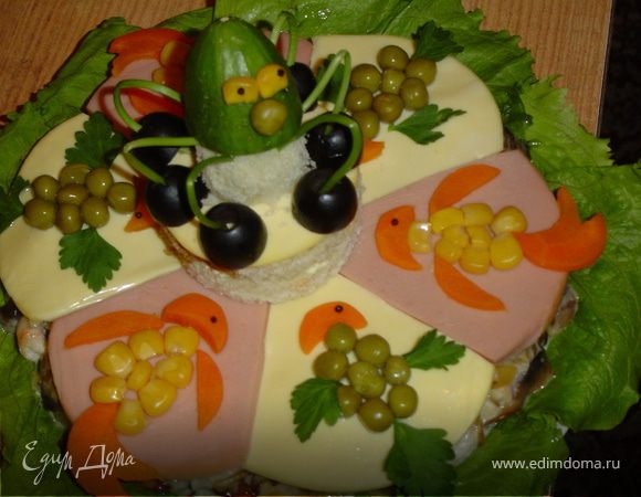 Салат готов! Украшаем по усмотрению, но если Вам интересно как я это сделала, пишите, я подробно расскажу и покажу весь процесс.