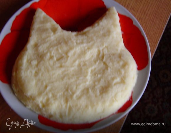 Выложить на тарелку порцию картофельного пюре и придать ему форму головы кота.