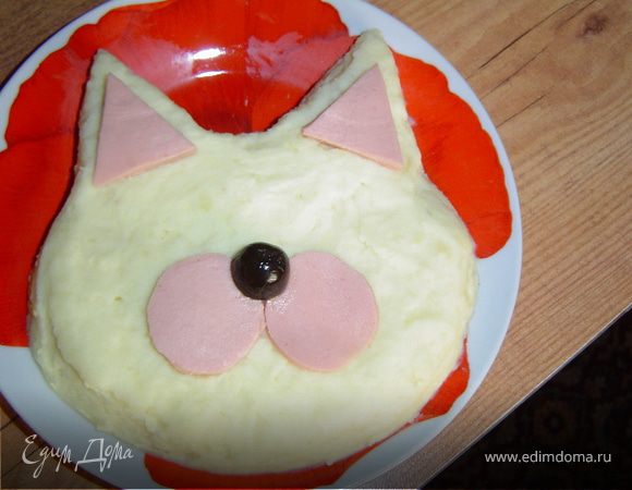 Уложить щечки и уши на мордочку кота.Сделать носик из черной маслины.