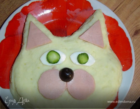 Отрезать от огурца два кружочка и уложить их на яйцо.