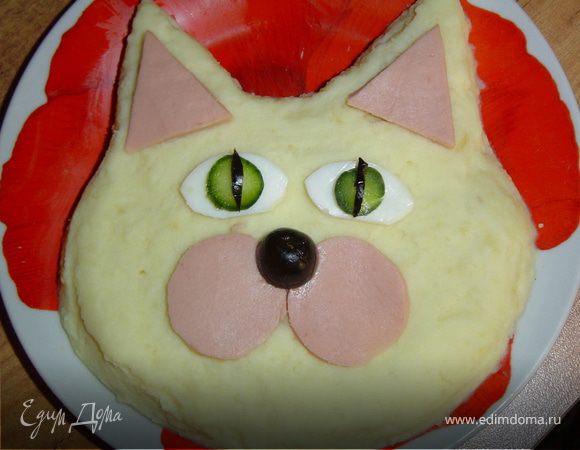 Вырезать зрачки из черной маслины и уложить на огурец.