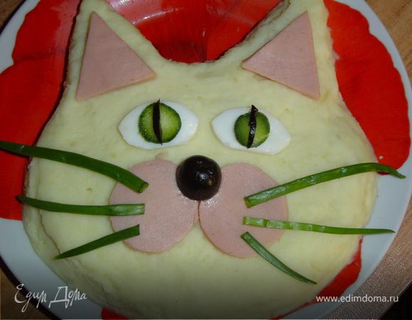 Из перышек зеленого лука выложить усы.