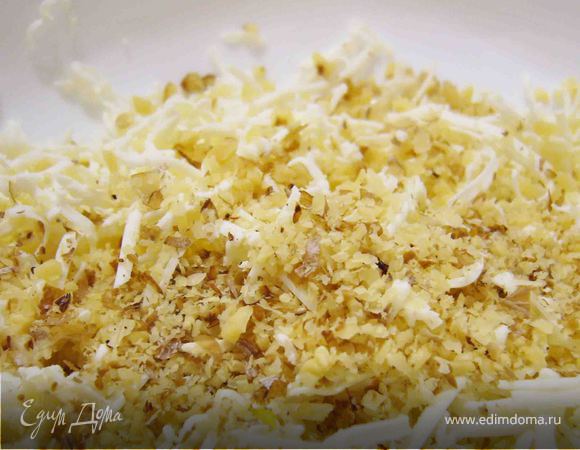 Орехи измельчить и добавить к сыру.