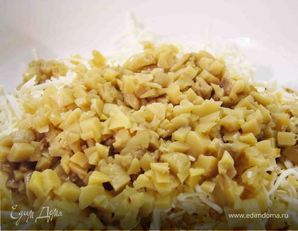 Грибы мелко нарезать.