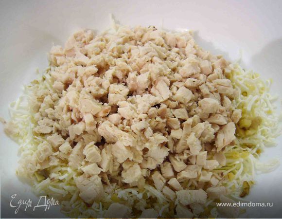Окорочок отварить, остудить, измельчить.