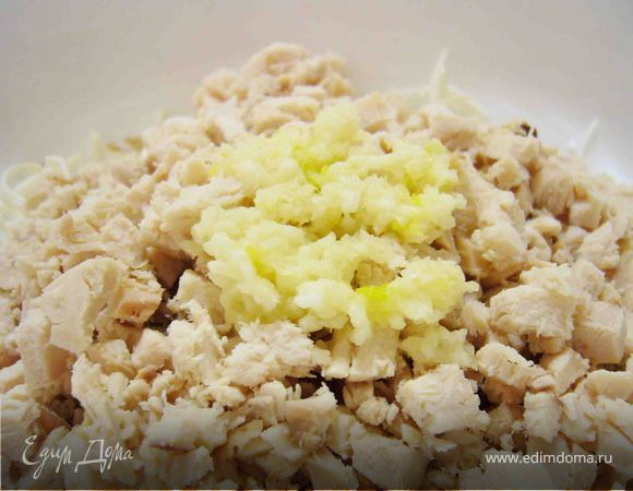 Выдавить чеснок.