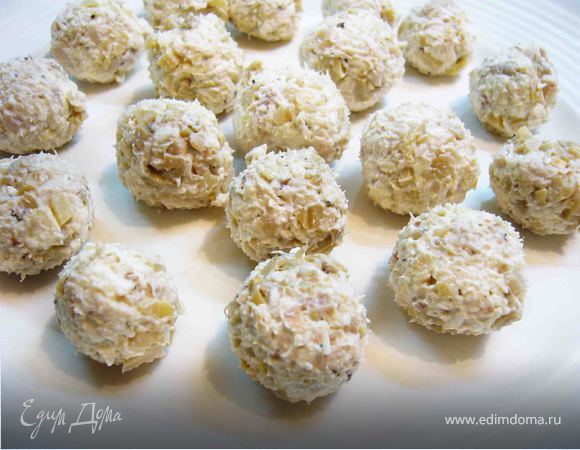 Посолить, поперчить, добавить майонез, все тщательно перемешать и скатать салат в форме небольшого шарика диаметром 3 см.