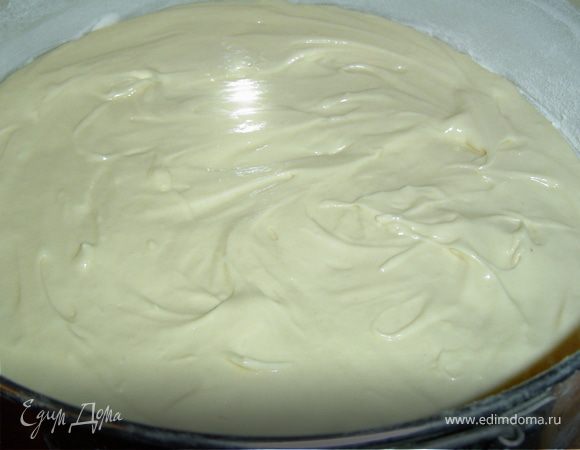 Взбиваем яйца с сахаром, к ним добавляем масло и кефир.Постепенно добавляем муку и разрыхлитель. Тесто делим на две части.Форму смазываем маслом, посыпаем мукой и выпекаем два коржа при температуре 180гр.