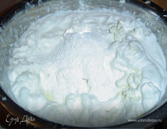 Пока коржи пекутся, мы готовим крем, для этого взбиваем сливки с сахарной пудрой и подмешиваем к ним творожный сыр.