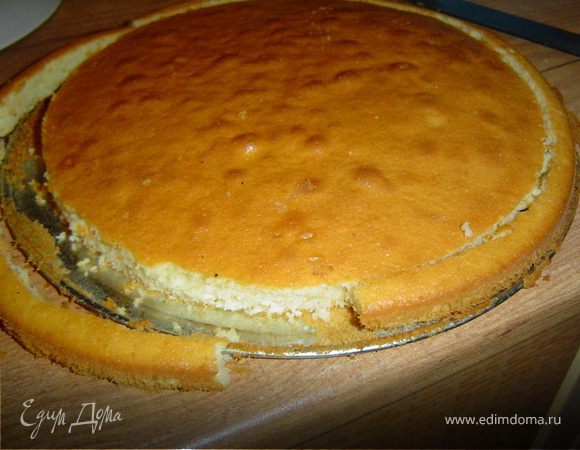 Коржи уменьшаем в диаметре. Я накрыла тарелкой и обрезала их.