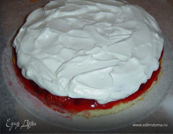 Сверху клубники выкладываем крем.