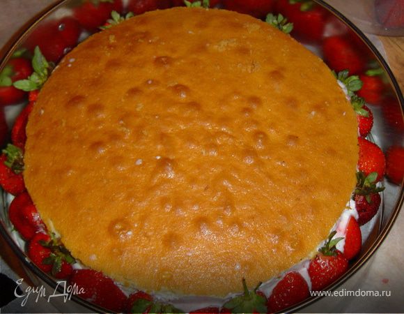 Теперь надеваем бортик (не закрывая замок) и между бортиком и тортом выкладываем клубнику (половинки) плотно друг к другу. И после этого закрываем замок.