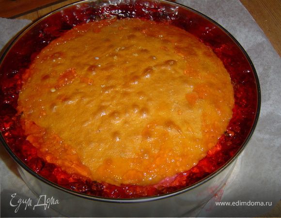 Готовим желе, как указано на упаковке, и постепенно заливаем им клубнику (частями, периодически отправляя в холодильник для застывания). Когда покроем желе всю клубнику, убираем в холодильник для полного застывания.