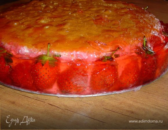 Когда желе застынет, наносим оставшееся пюре на верхний корж, а сверху - крем. 