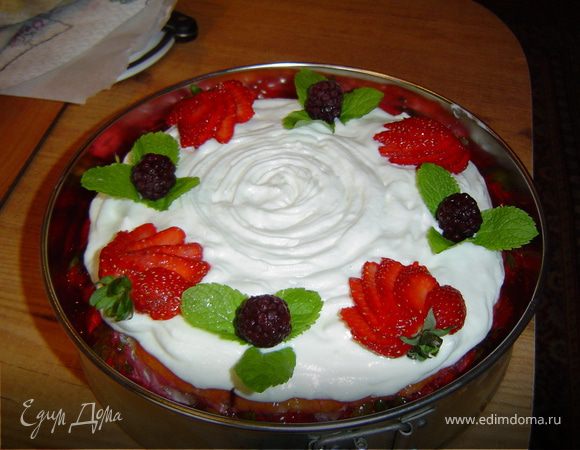 Украшаем клубникой, ежевикой и мятой.