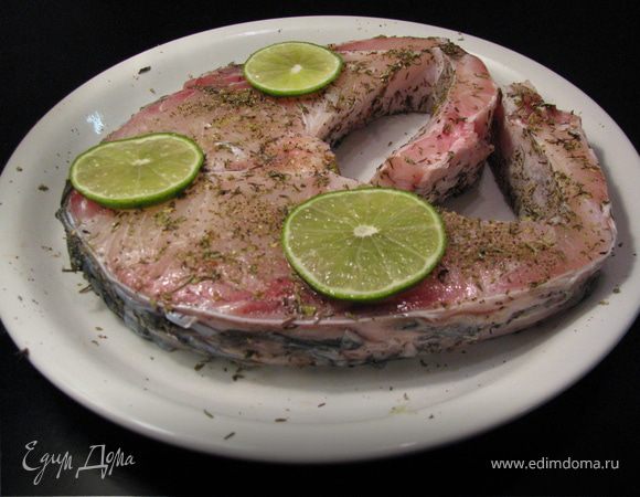 Нагреть духовку до 180.
Рыбу посолить,поперчить,посыпать травами,сбрызнуть соком лайма,маслом и выложить кольца лайма. Запекать в духовке 30-40 мин.